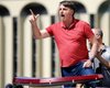 С кузова пикапа президент Бразилии требовал отмены карантина из-за коронавируса