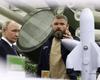 Заряджався енергією від дронів: Путін дивно поводився на виставці зброї в РФ (фото)
