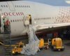 "Не выдержал жары": в России пассажир самолета открыл аварийный люк из-за задержки рейса (видео)
