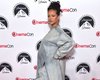 Рианна появилась на CinemaCon в джинсовом образе и украшениях на $1,8 миллиона