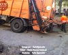 В Киеве под тяжестью мусоровоза треснул асфальт