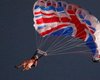 Двойники королевы Великобритании и Джеймса Бонда спустилась на стадион Лондона на парашютах