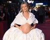Вагітна Сієнна Міллер з'явилася на обкладинці Vogue