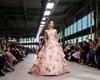 Квіти, волани та романтичні силуети: у Нью-Йорку відбувся показ Carolina Herrera