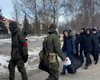 Паника в Беларуси: мужчины массово получают повестки и едут на военные сборы (фото)