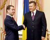 Медведев поздравил Януковича по телефону и телеграммой