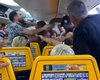 Не поделили: на борту самолета Ryanair пассажиры устроили драку за место у иллюминатора (видео)