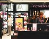 После новости о закрытии Victoria's Secret в России у бутиков выстроились очереди