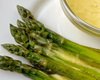 Сезонні рецепти: як приготувати спаржу з соусом голландайз