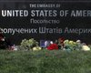 В Киеве к посольству США принесли цветы в память о Джоне Маккейне