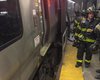 В Нью-Йорке поезд метро сошел с рельсов: десятки пострадавших