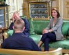 Кейт Міддлтон з'явилася в подкасті в стильному блейзері від Catherine Walker (відео)