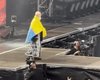 Во время празднования 60-летия Scorpions на сцене появился украинский флаг (видео)