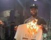 Рэпер 50 Cent спалил свою футболку Gucci из-за расистского скандала