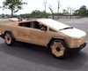 Не отличить от оригинала: пикап Tesla Cybertruck воссоздали из дерева (видео)
