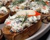 Перекус на скорую руку: рецепт бутербродов с сыром и крабовыми палочками