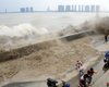 У Китаї величезною хвилею змило в море 17 людей (фото, відео)