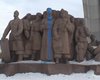 Монумент украинско-российской дружбы облили синей краской (видео)