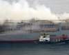 Пожар на судне в Нидерландах: сгоревший корабль c авто оттянули в безопасное место (видео)