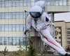 В Красноярске  упал 17-метровый астронавт, установленный ко Дню космонавтики (видео)