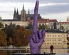 Напротив резиденции президента Чехии появилась десятиметровая скульптура руки с вытянутым средним пальцем