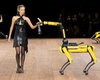 Лила Мосс и Дева Кассель пообщались с роботами на показе Coperni