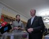 Порошенко проголосовал на выборах и назвал "ерундой" опрос от Зеленского