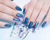 Блиск і дух Різдва. Стилісти розповіли про тренди манікюру на новорічні свята