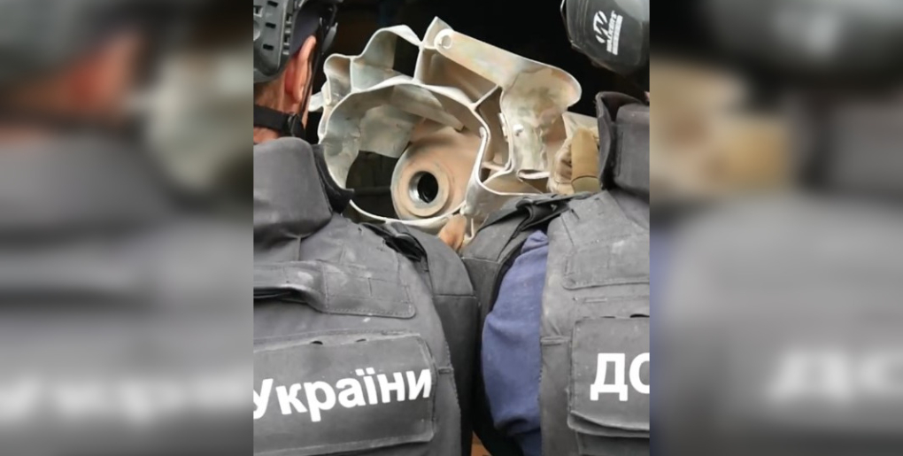 Виносять голіруч: в ДСНС показали процес знешкодження бомби ЗС РФ (відео)
