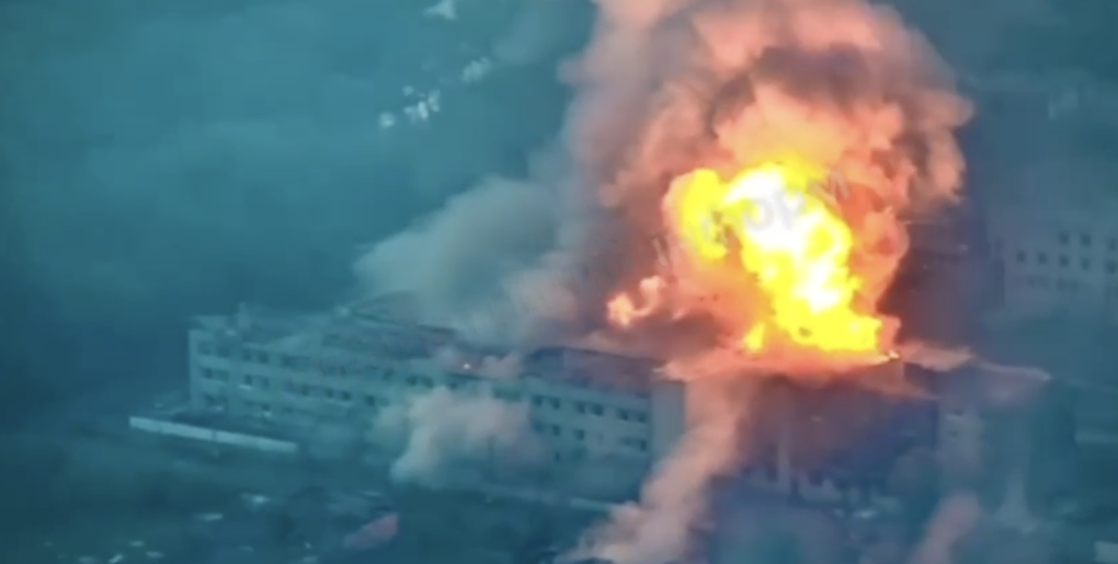 ЗСУ завдали авіаудару по будівлі у Вовчанську: загинули десятки "кадирівців", — ЛСР (відео)