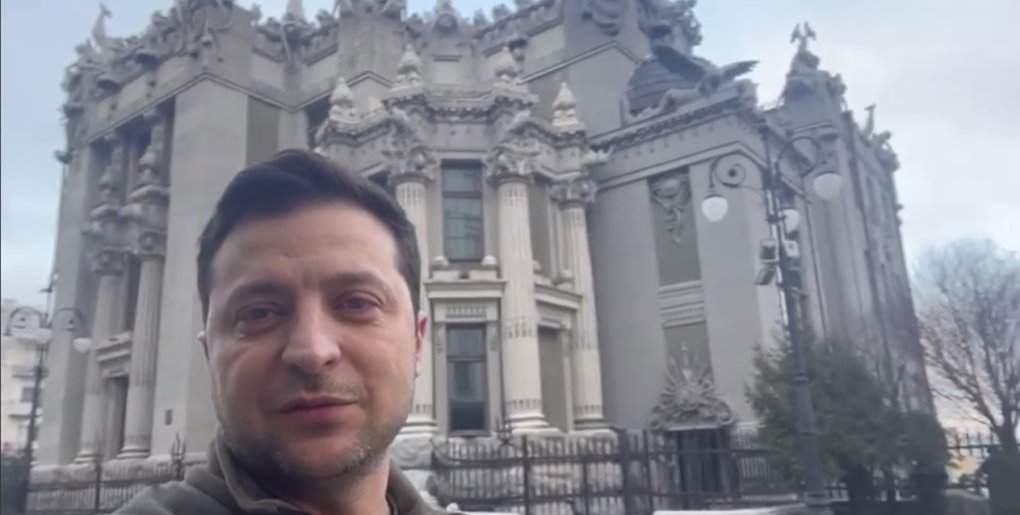 "Значит, так. Я тут, никакое оружие мы не сложим". Зеленский записал видео у Дома с химерами на Банковой