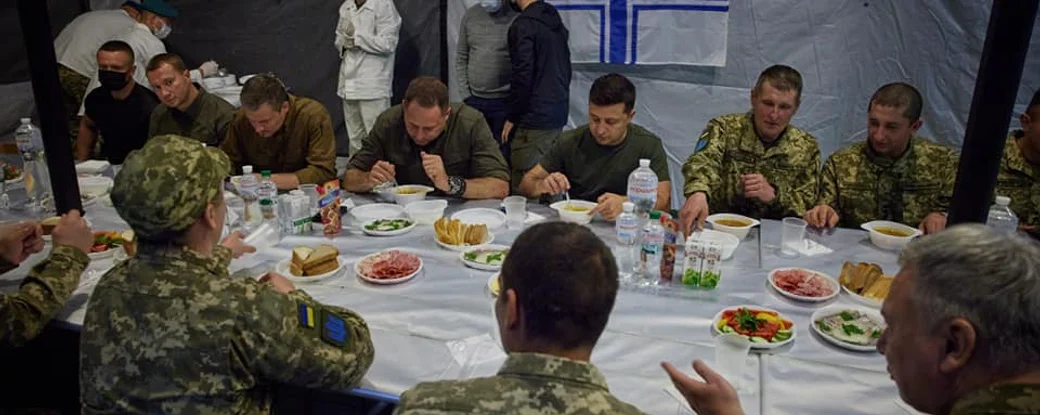 Накормить протухшей кашей. Зачем у Порошенко заглядывают в солдатскую тарелку