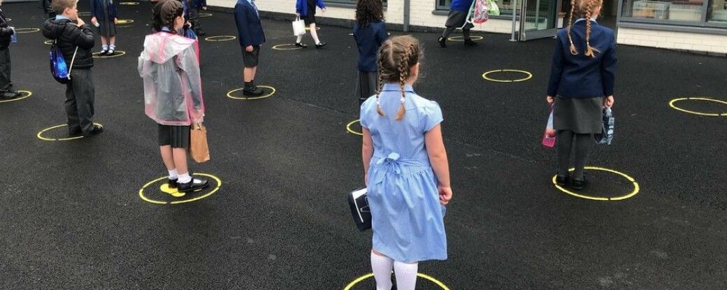 Обед на улице и брендовая маска. Как проходят занятия в британских школах во время пандемии