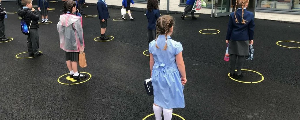 Обед на улице и брендовая маска. Как проходят занятия в британских школах во время пандемии