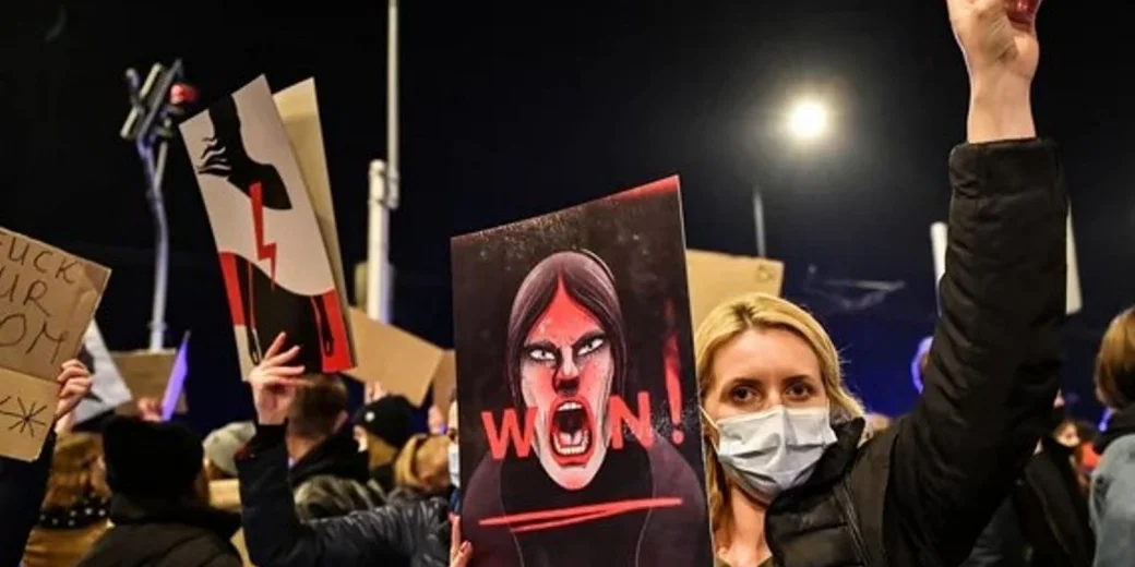 Черный протест против белых пальто. Как запрет абортов расколол Польшу и вывел женщин на улицыпанкратьева