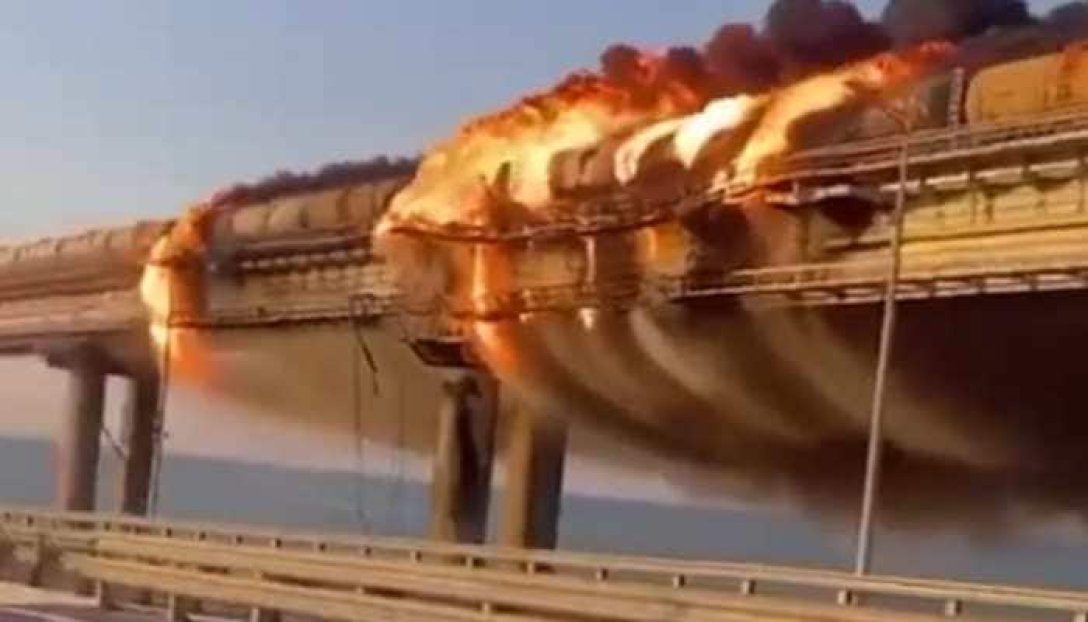 удар по крымскому мосту, горящий крымский мост, взрыв на крымском мосту, диверсия на крымском мосту