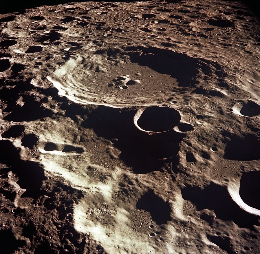 Луна кратер Дедал