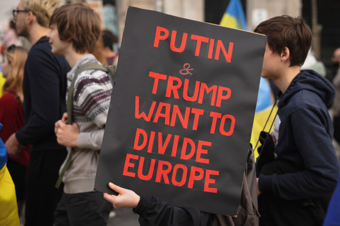 Португалия митинг 3 года войны Португалия: люди вышли на митинг по поводу годовщины войны между Украиной и Россией