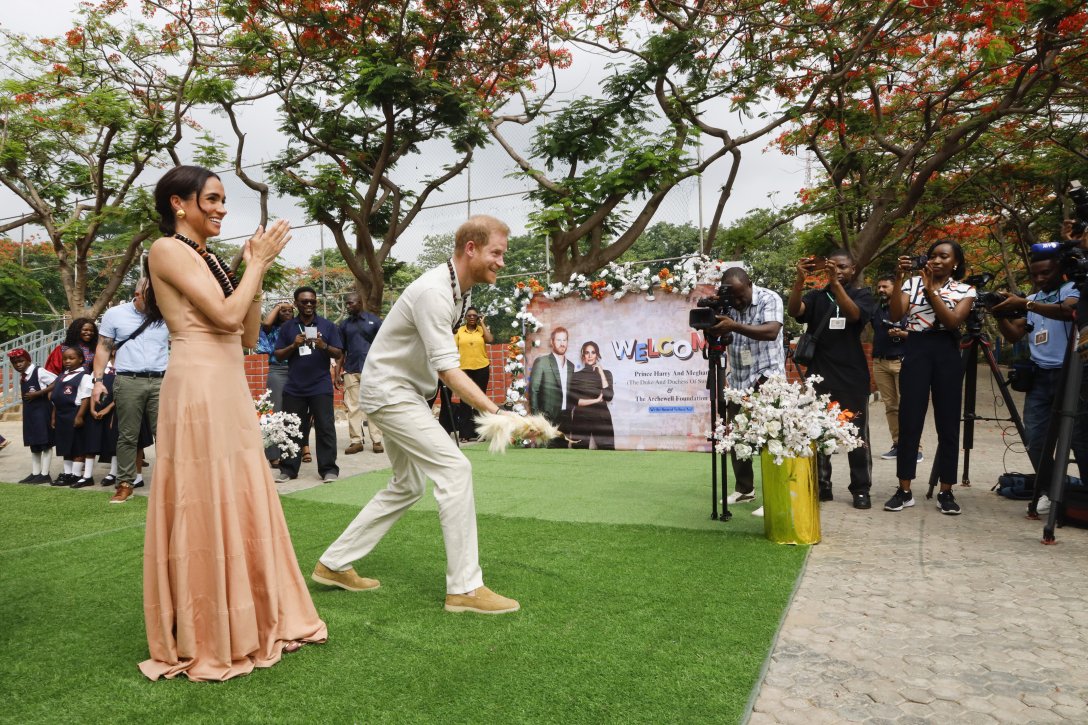 Меган Маркл та принц Гаррі в Нігерії