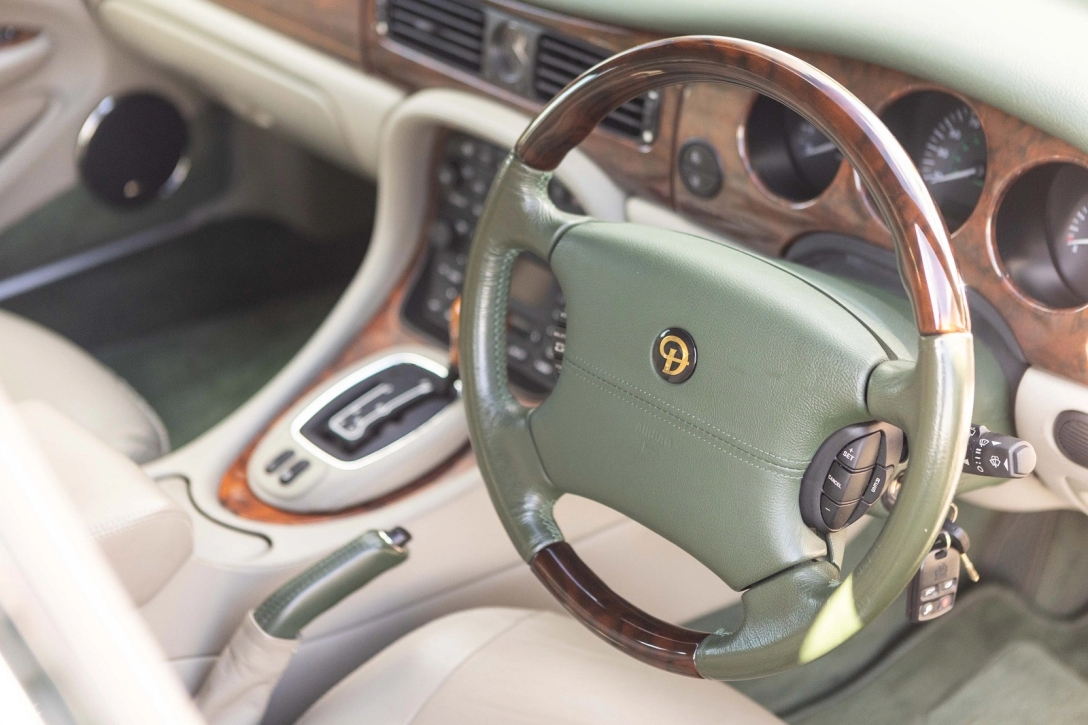 Салон Jaguar Daimler Majestic, Daimler Majestic, Jaguar XJ, кралица Елизабет II, колата на Елизабет II