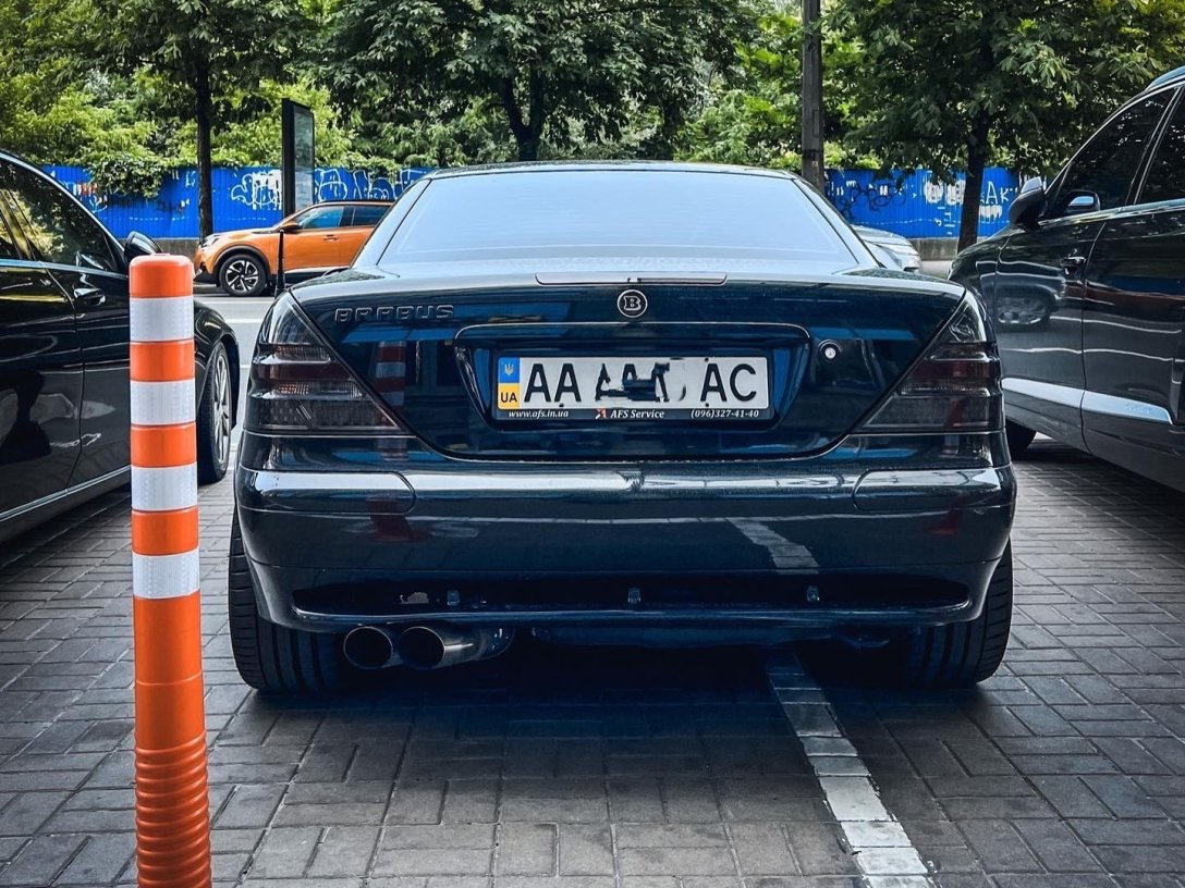 Раритет из 90-х: в Украине заметили малоизвестный спорткар Mercedes (фото)