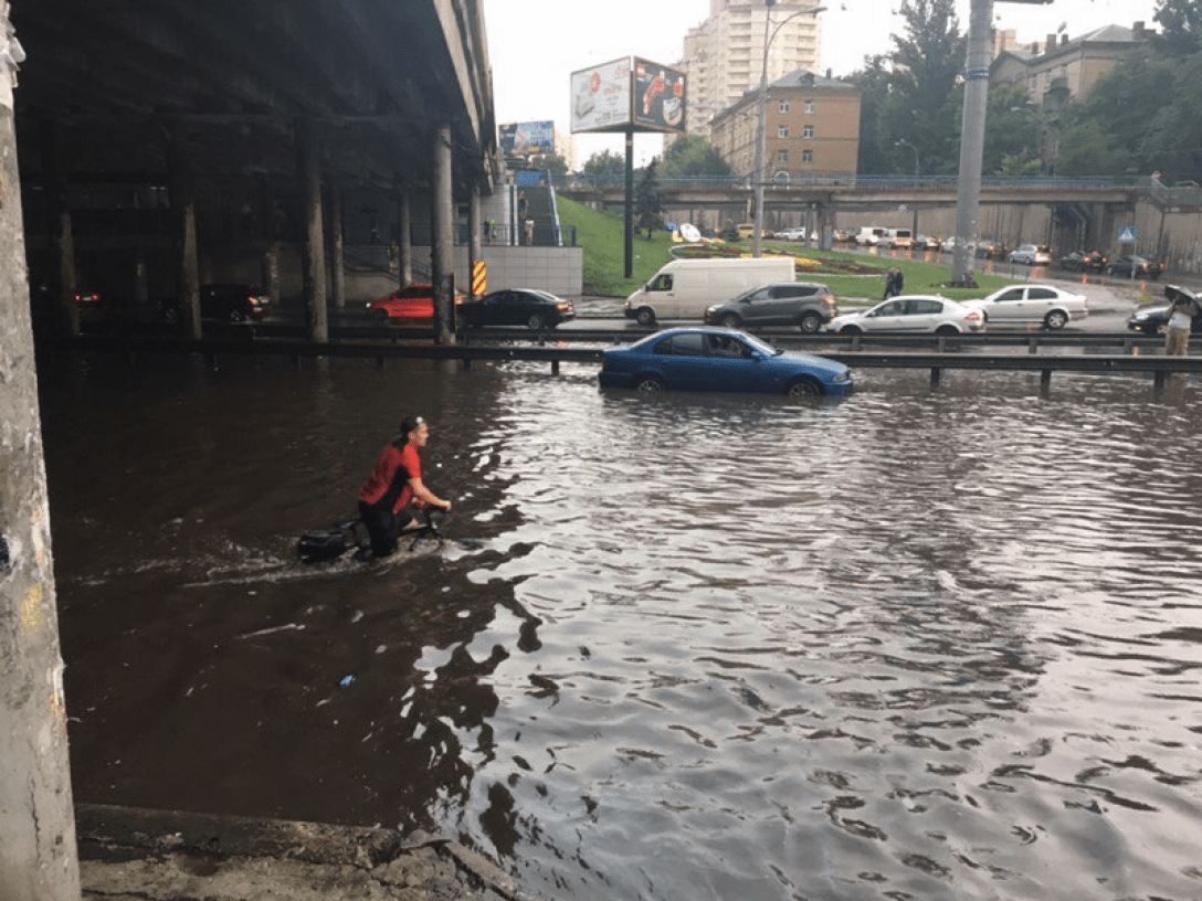 Киев потоп. Ливень в Киеве. Ливень в Киеве сегодня. Подтопления лужи. Накопление осадков наводнение.