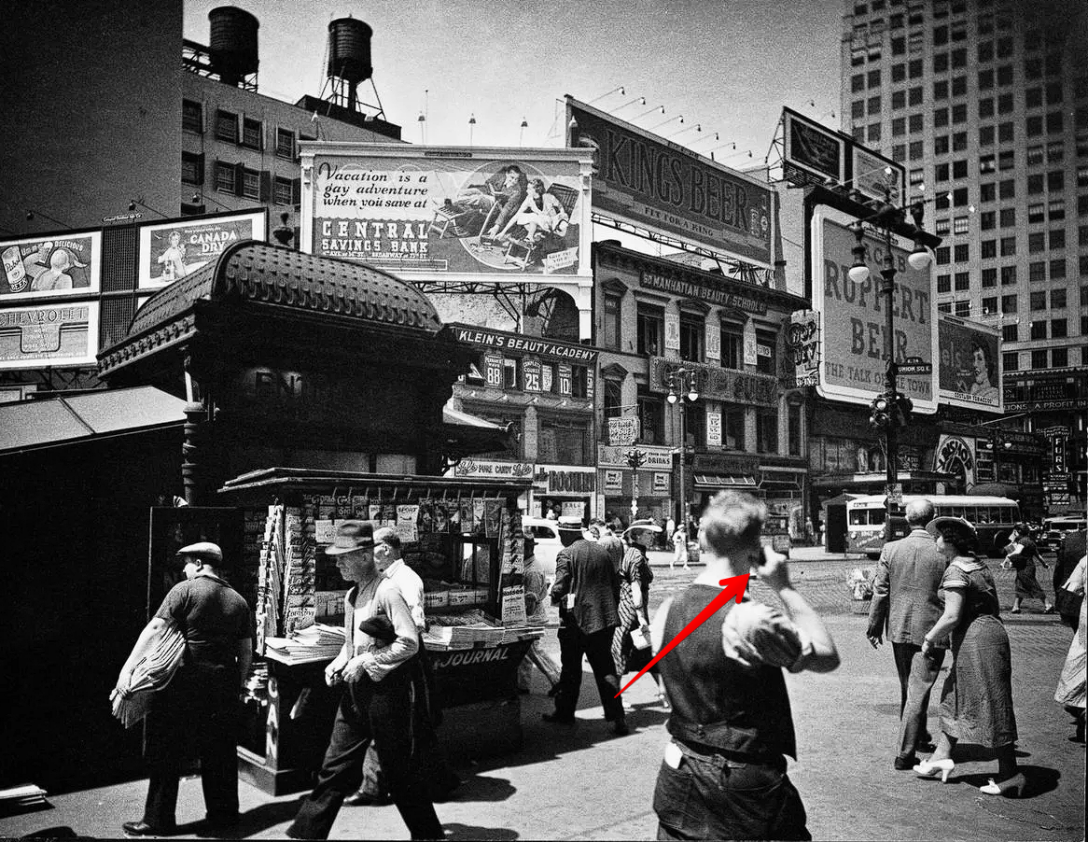 Пътешественик във времето, площад в САЩ, моментна снимка от 30-те години на миналия век, пътешественик във времето, теория на конспирацията, социални мрежи, мобилен телефон,