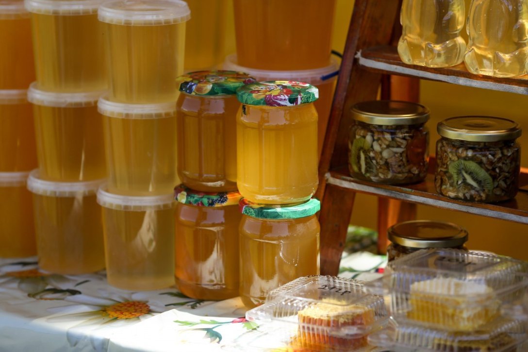 Анна Бурка, експерт з ринку, зазначає, що за останнє десятиліття 2025 року вона стала однією з найскладніших для медової галузі