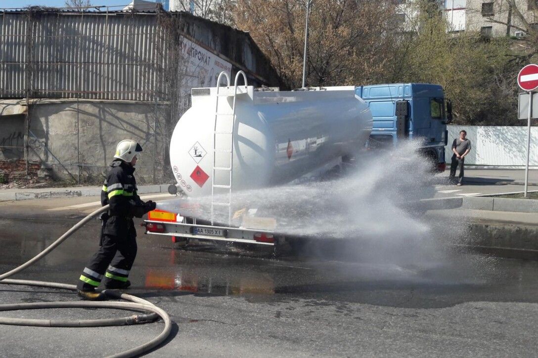 В Харькове возле заправки на дорогу вытекло 7 тонн бензина - ФОКУС