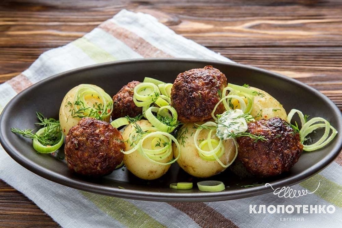 Young potatoes with meatballs