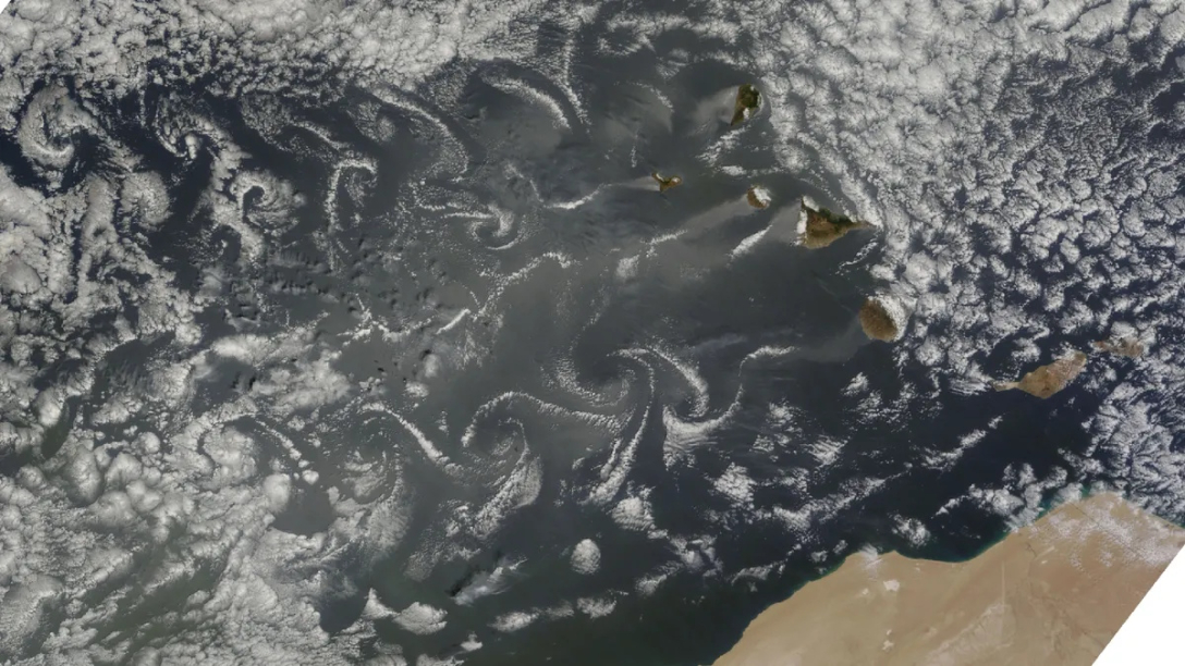 Над островом недалеко від Антарктиди з'явилися 10 чорних дір: звідки вони взялися1