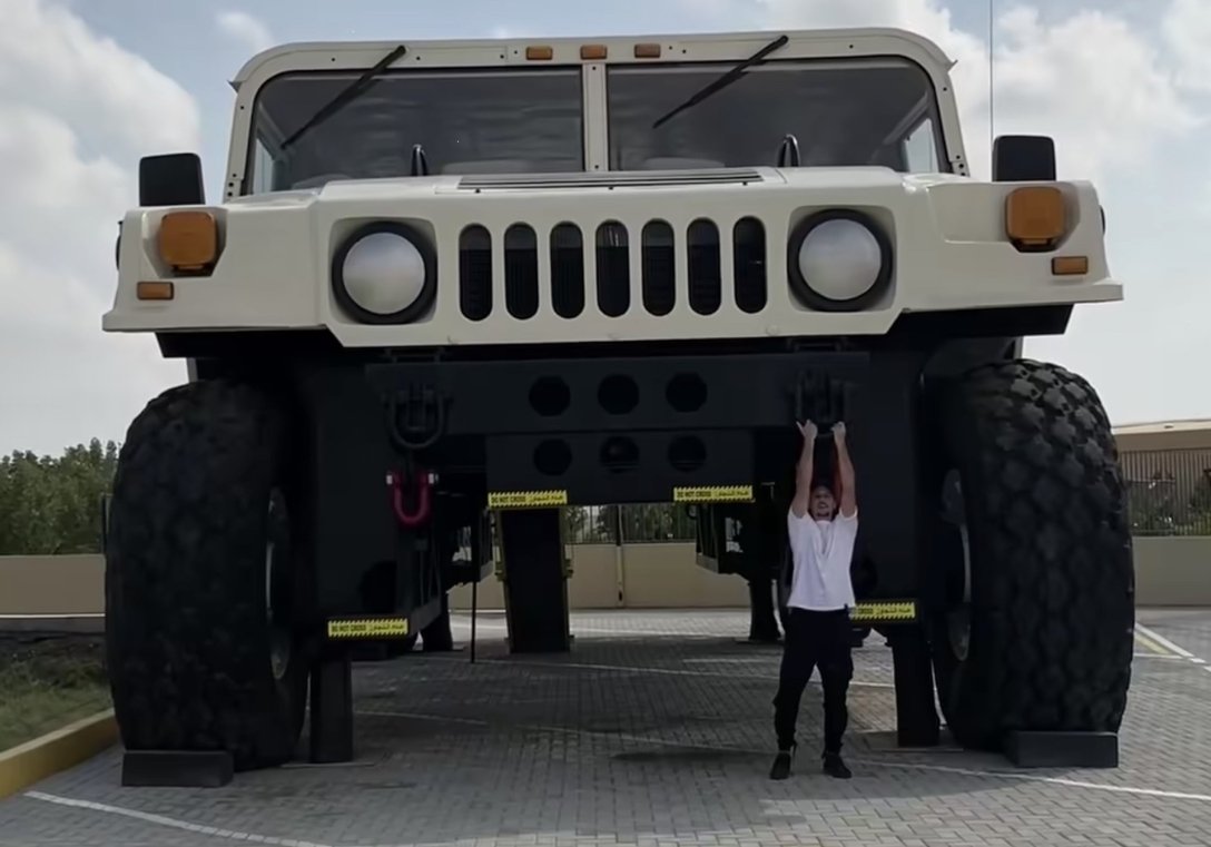 В ОАЭ нашли самый большой внедорожник Hummer в мире с кухней и гостиной