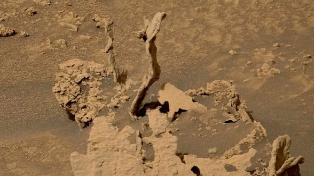 На новых снимках, которые прислал марсоход, видны остроконечные горные породы, которые похожи на искривленные столбы, торчащие из поверхности