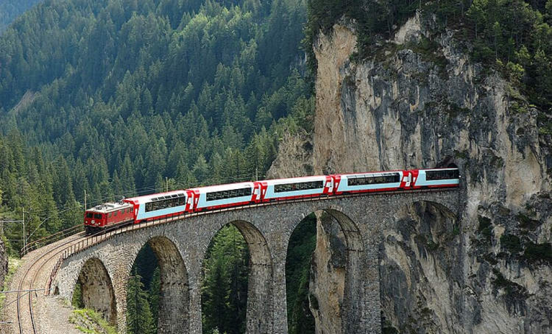 Glacier Express, найповільніший швидкісний поїзд, Льодовиковий експрес, туристи, відпочинок, подорожі, Альпи, гори